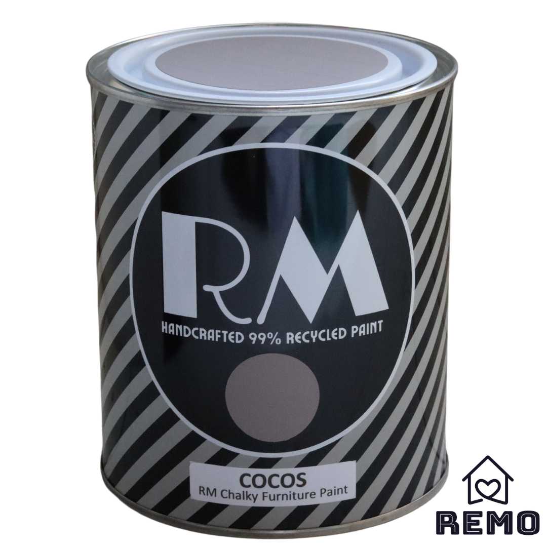 Angled view of a striped RM tin with round painted sticker on the top and the front of the tin in the colour Cocos which is a dark brown.